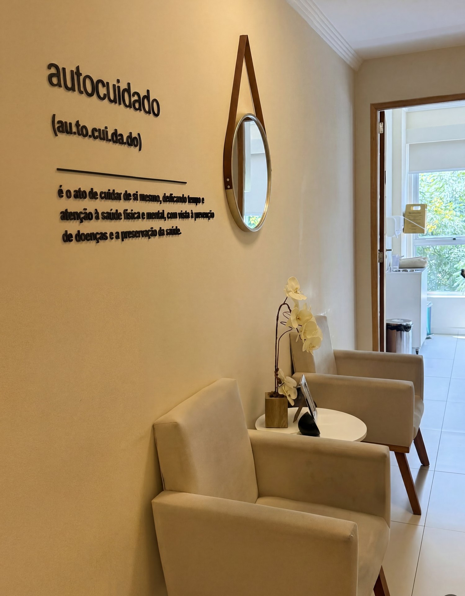Sala de espera da Lyvera Clinique com inscrição autocuidado na parede